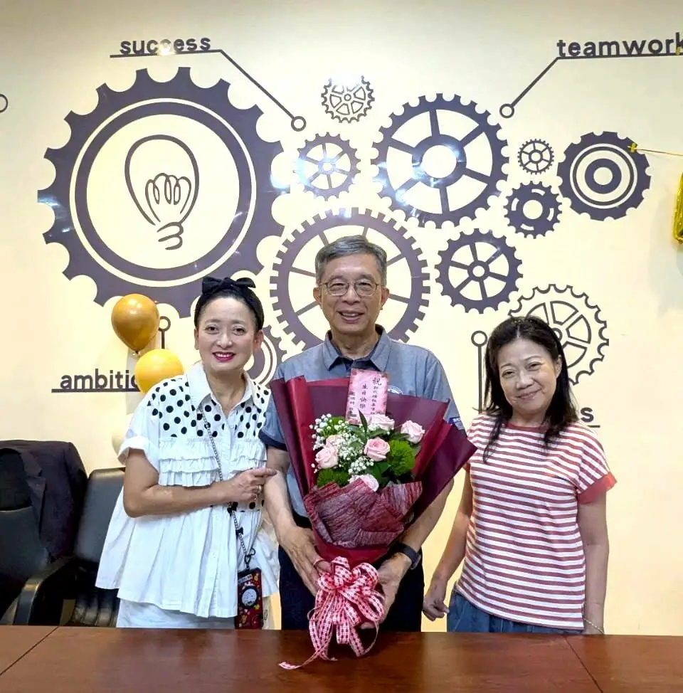 愛在大仁-校友返校為校長慶生與捐款助學