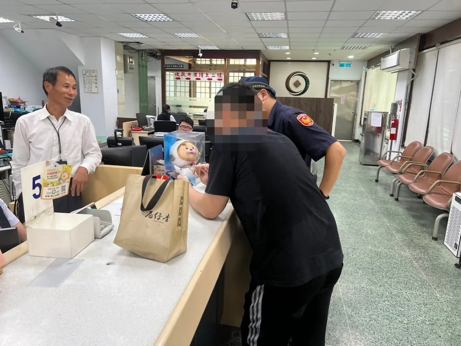  女網友慫恿買黃金投資  朴子警銀合作保住陳男4萬元積蓄