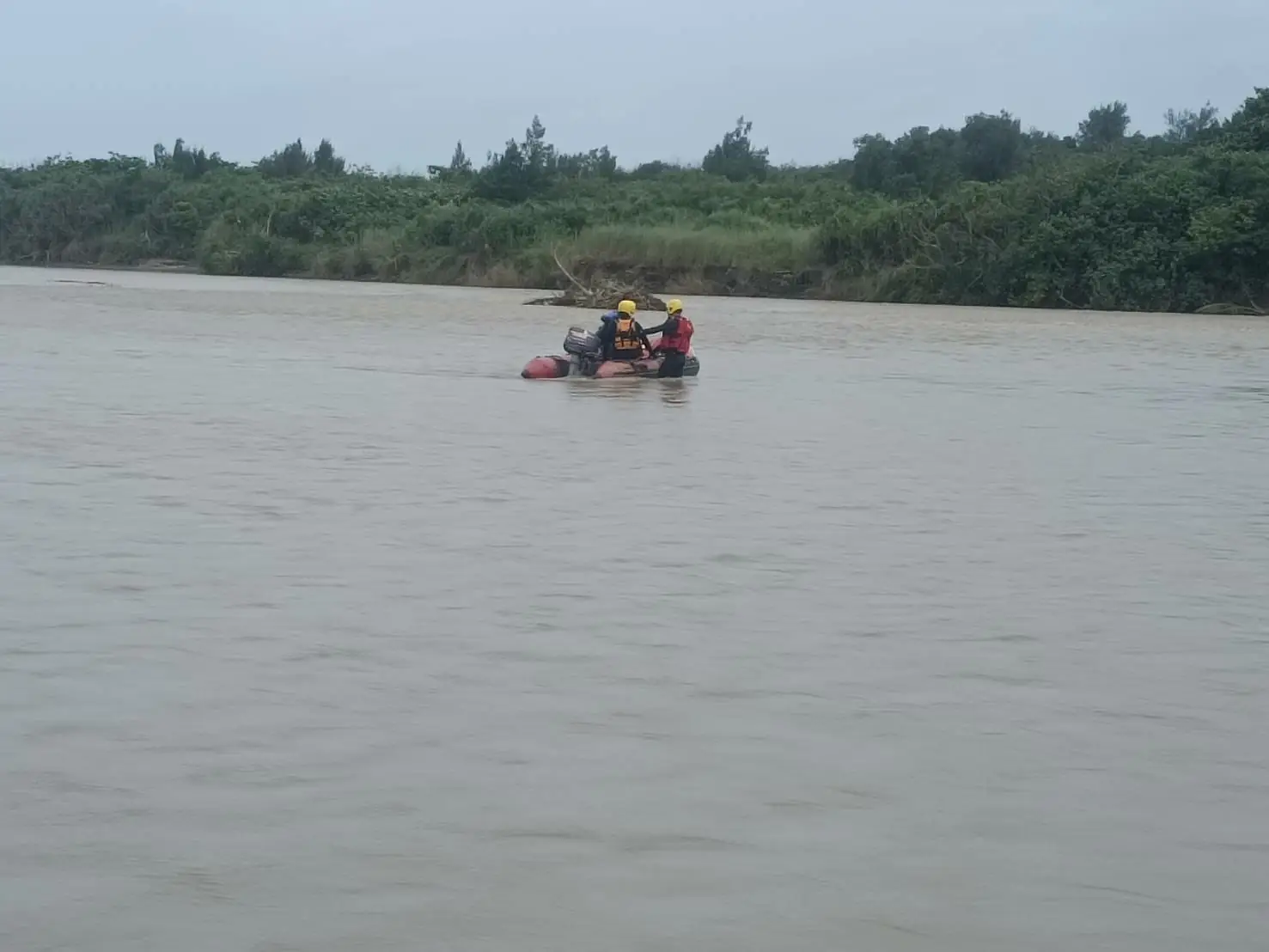 男子下水撿石頭失蹤救護人員搜尋中