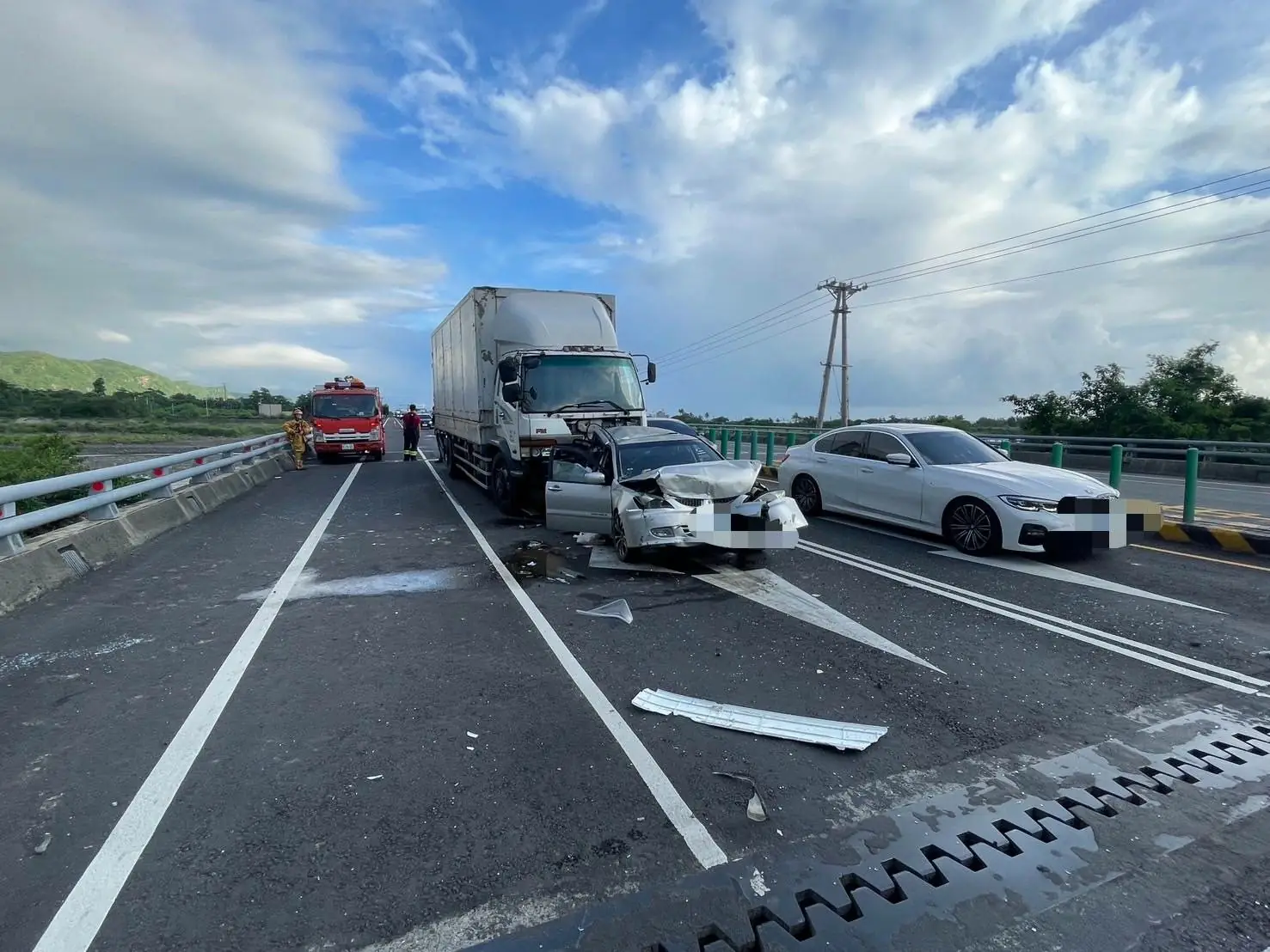 枋山鄉臺1線枋山大橋北端大貨車撞等紅燈三部自小客3傷送醫