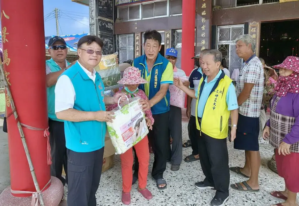 南市議員陳昆和號召各界送涼被 以行動向受災戶傳遞溫暖 南市議員陳昆和號召各界送涼被 以行動向受災戶傳遞溫暖