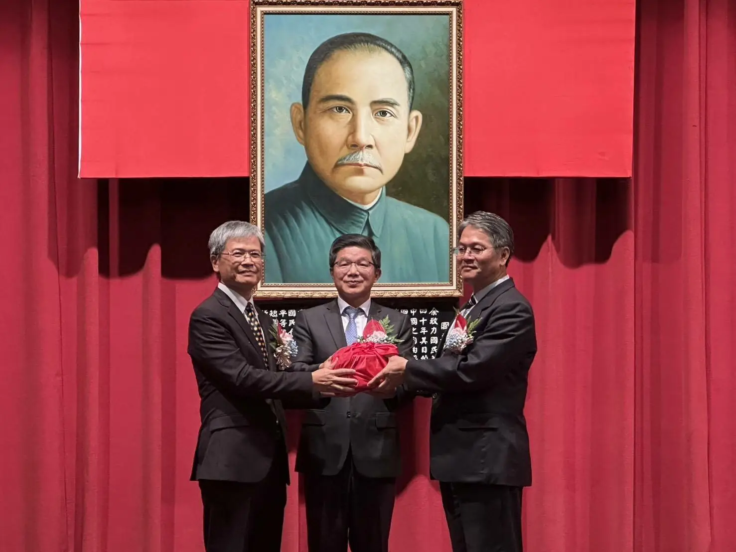 台電屏東區處新、卸任處長交接　仇忠銘接任新任處長 屏東縣長周春米及各界仕紳親自蒞臨觀禮