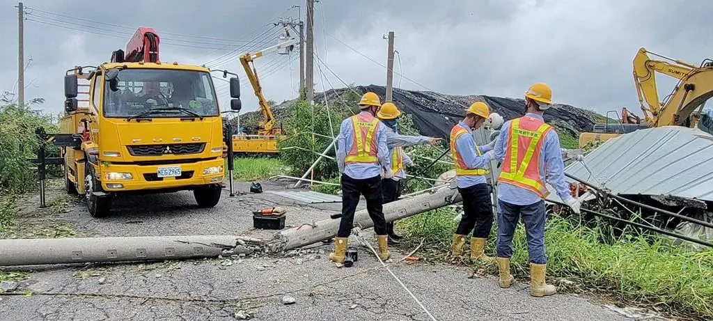 台電新營區處及支援工班日夜搶修 力拚大台南區用戶盡速復電 台電新營區處及支援工班日夜搶修 力拚大台南區用戶盡速復電