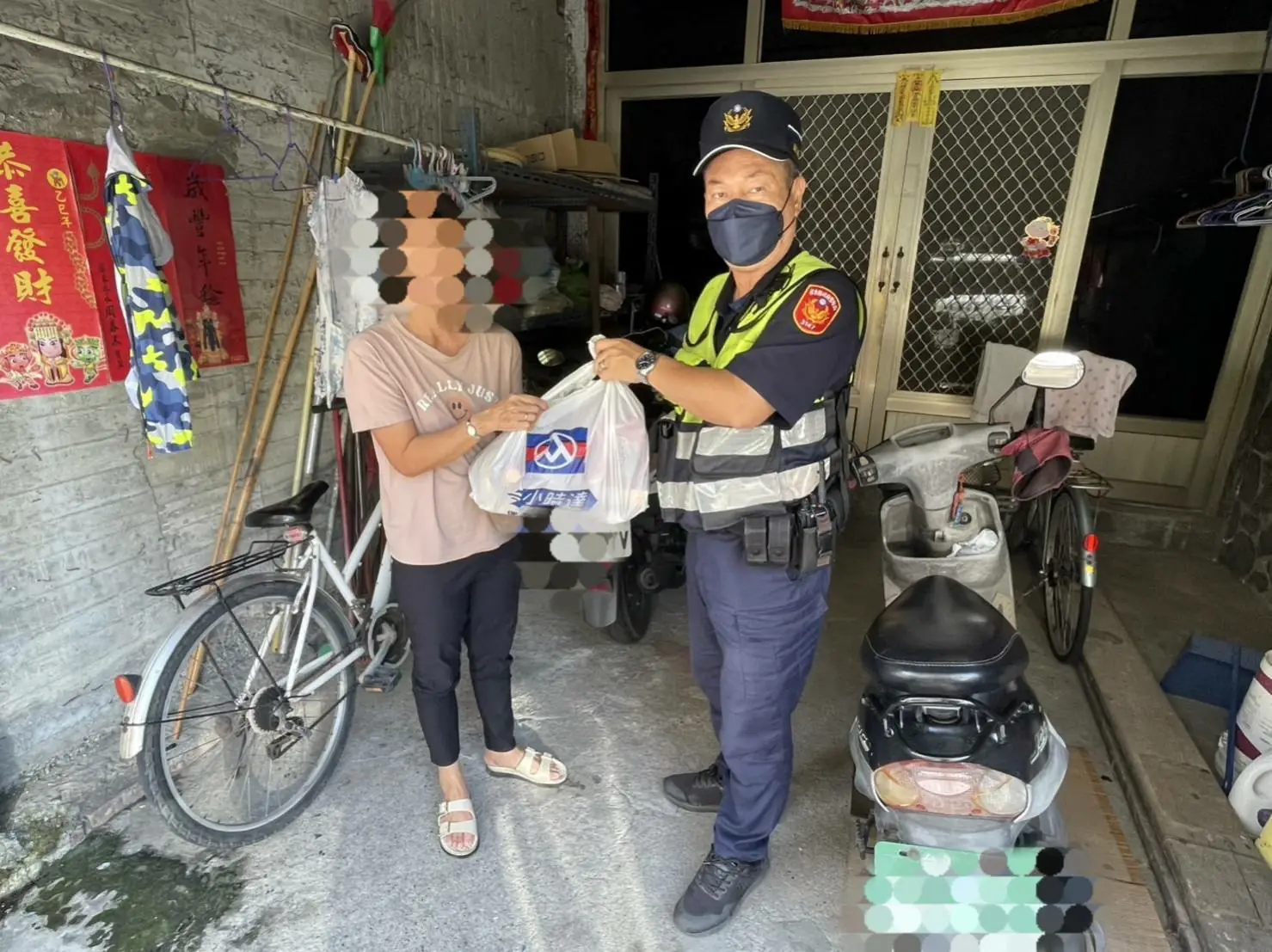 東港警關懷弱勢 偕善心人士贈物資