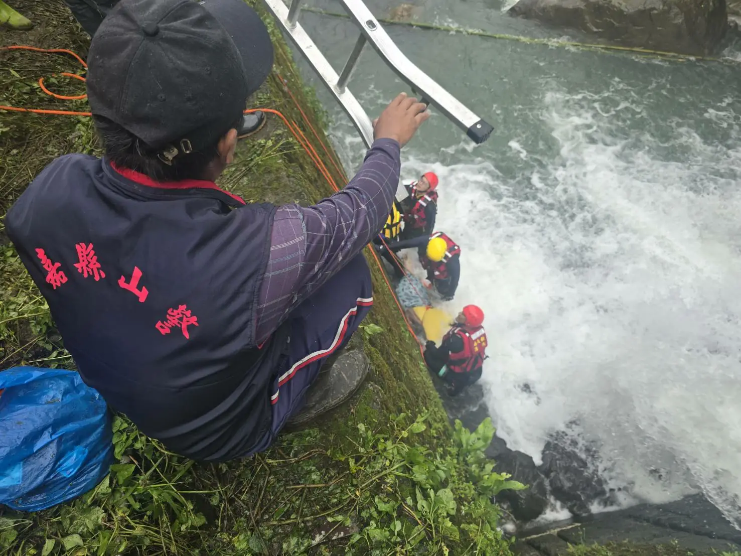 阿里山里佳部落婦人外出未歸  家屬報案竹崎警消漏夜搜尋  四日在攔砂壩石縫中發現遺體