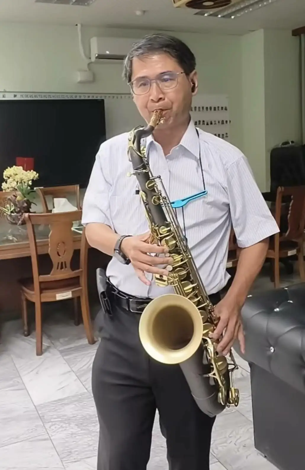 校長自學薩克斯風 黃永璋勤能補拙成音樂達人／台新