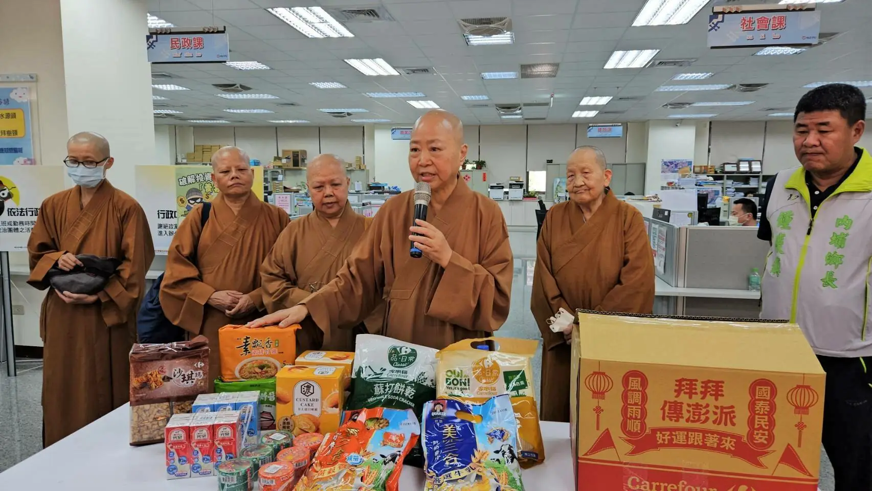 攜手送暖 守護屏安」屏東縣佛教會響應縣府發送備災物資