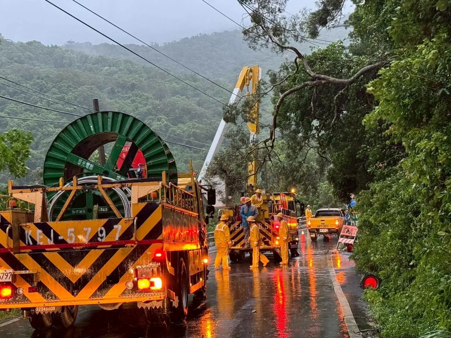 楊柳颱風造成屏東地區停電16,028戶 至今復電9成9屏東台電持續搶修中 預計今晚全數復電