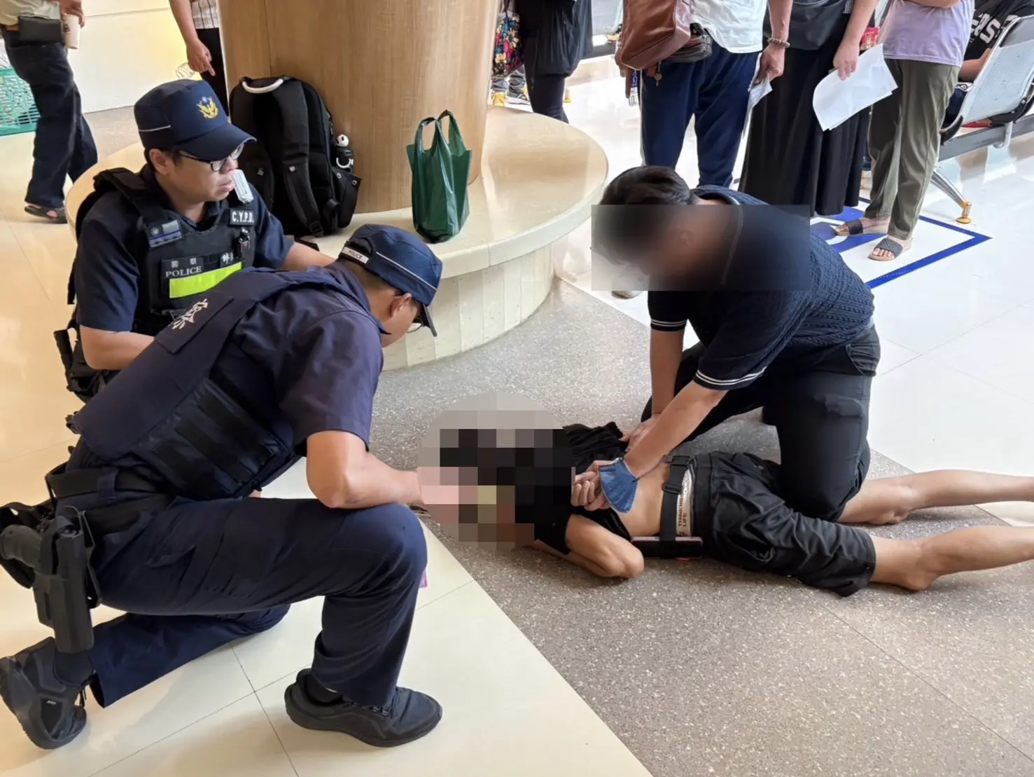 車手選定長庚醫院ATM提領贓款  朴子警民合作逮捕  民眾上傳逮捕影片