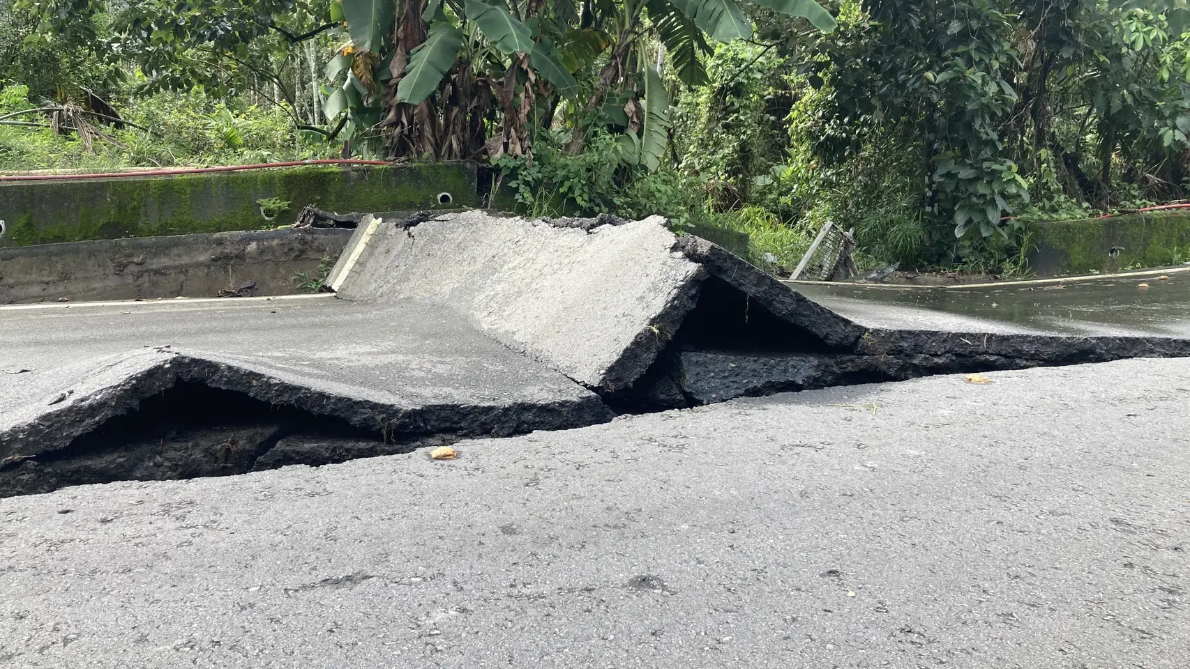 豪雨未歇 嘉縣嘉119-1觀音瀑布聯外道路隆起位移  竹崎警方漏夜封路防意外