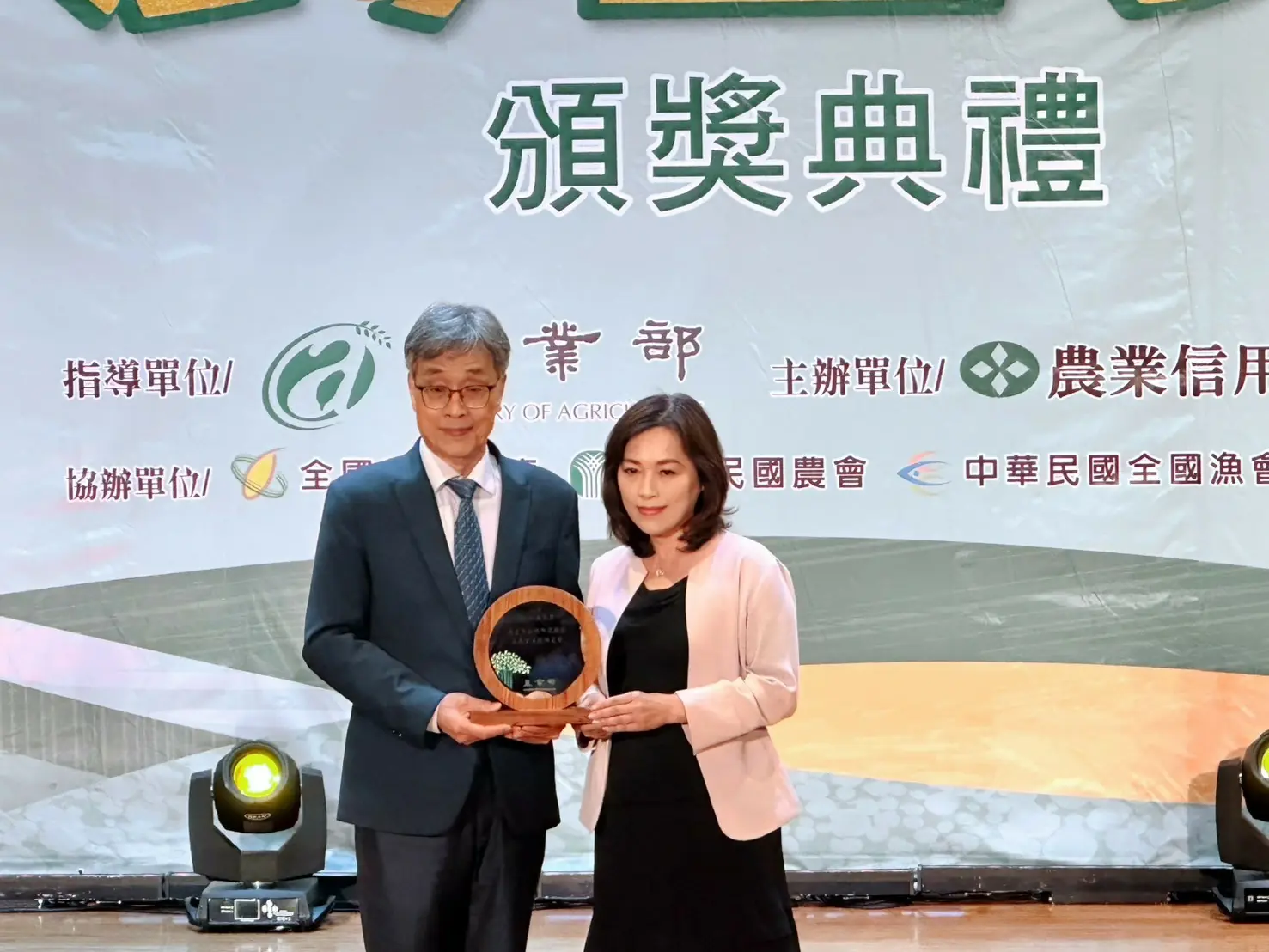   番路鄉農會農金獎傳捷報  獲農業金融偏鄉服務獎特優  以金融力與產業力翻轉偏鄉  總幹事趙幸芳:信用部導入ISQM服務品質認證