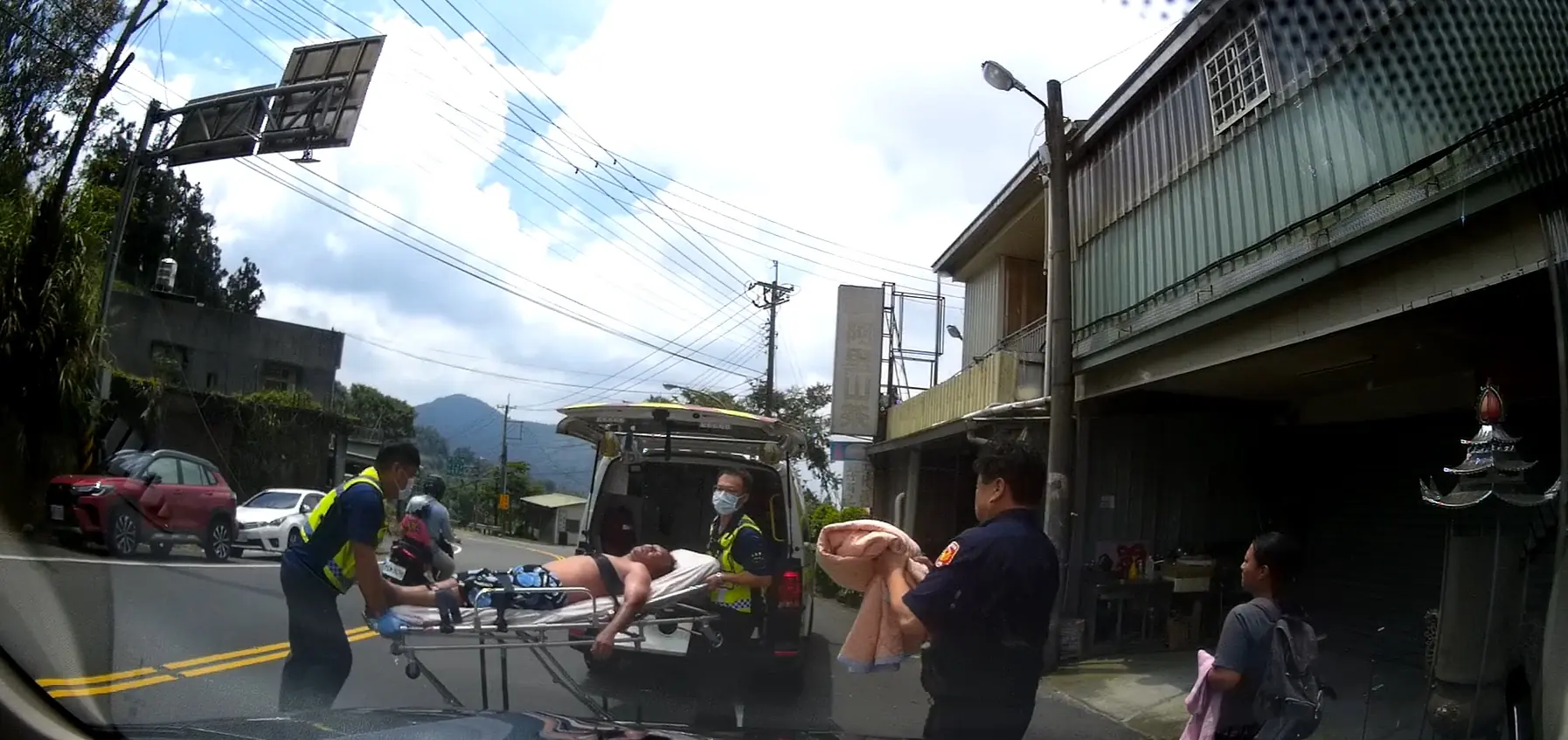 偏鄉民眾遭虎頭蜂螫傷昏迷  竹崎分局警車搶時間山區救援  接駁阿里山公路救護車送醫  挽救寶貴性命