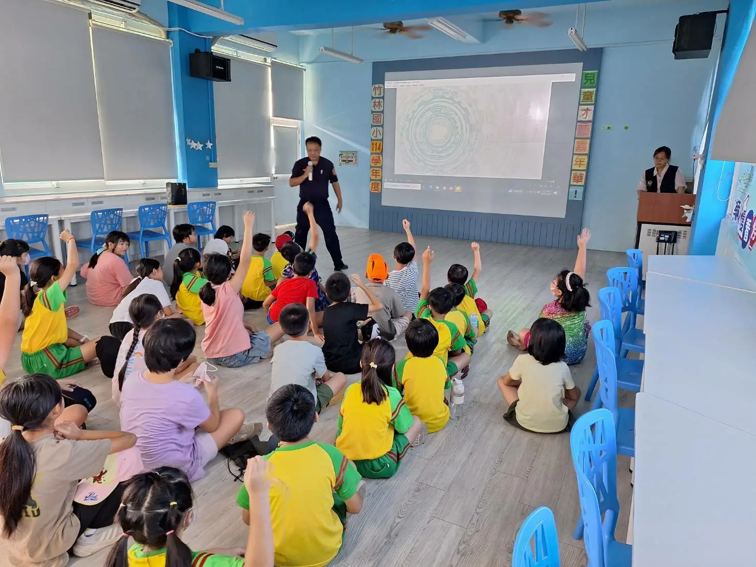 讓交通安全從教育扎根 東港警分局與竹林國小小朋友們有約 讓交通安全從教育扎根 東港警分局與竹林國小小朋友們有約