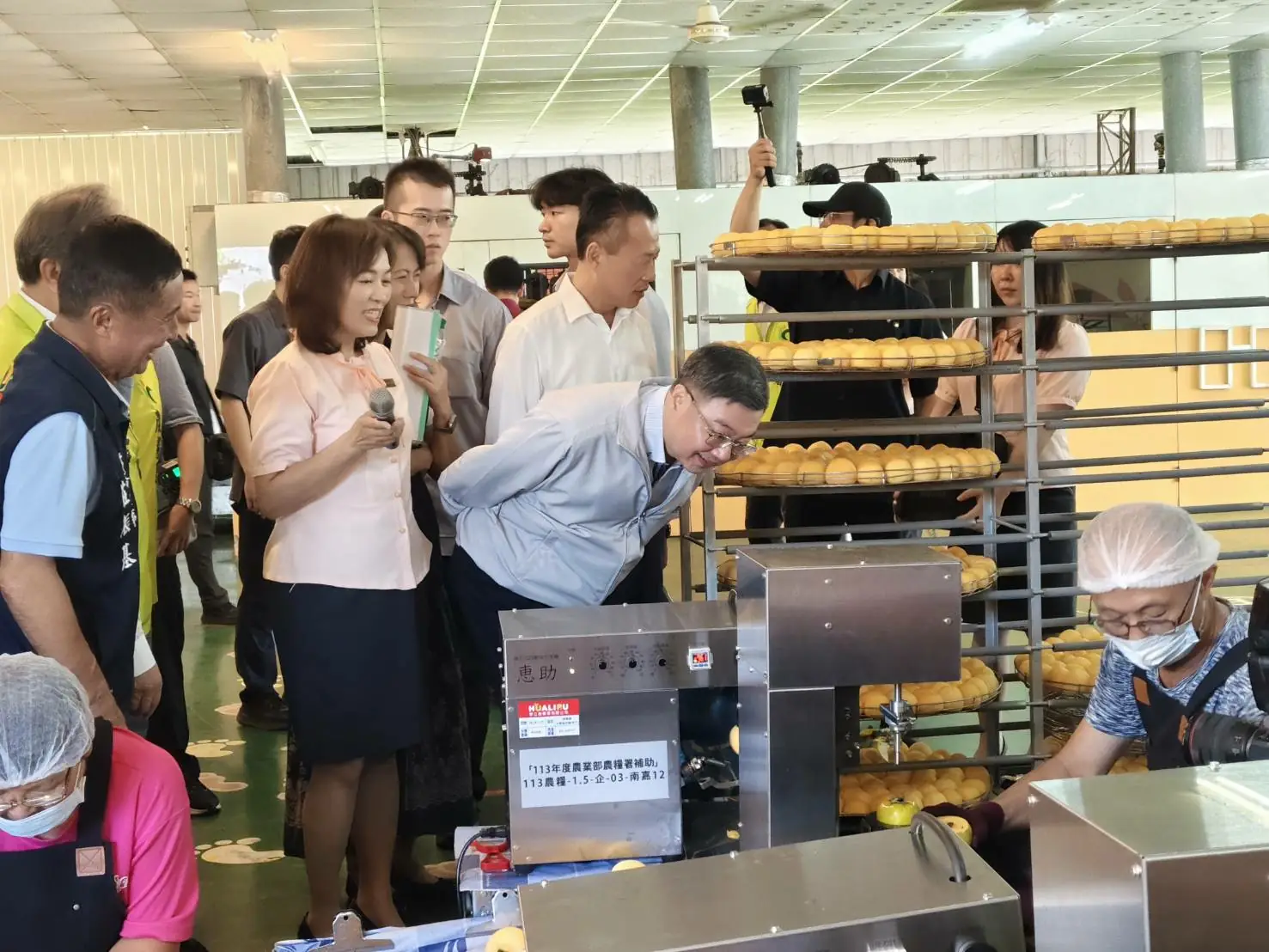 行政院長卓榮泰視察番路鄉農會新建冷鏈加工廠規劃  卓揆允諾納入補助 趙幸芳總幹事陪同參觀柿餅加工 