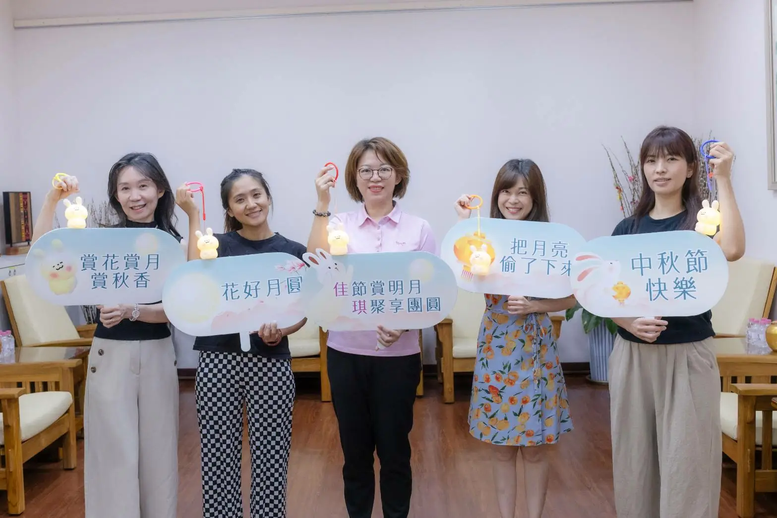 屏東市公所舉辦「佳節傳心意 琪燈暖團圓」發送玉兔小提燈活動