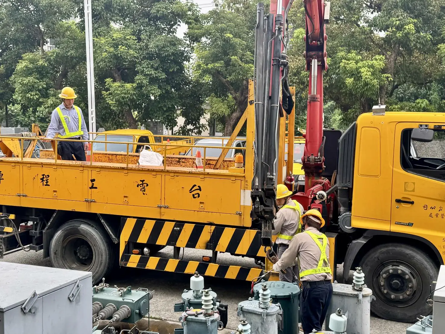 強颱樺加沙來襲 請民眾多利用「台灣電力APP」及網路通報查詢停復電資訊屏東台電於恆春、小琉球地區加派人力提前進駐