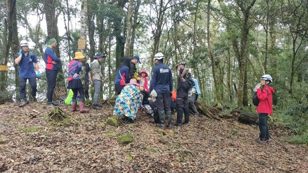 與山友攀登芙蓉山  抵三角點後朱女不慎滑倒骨折  竹崎警消急救援