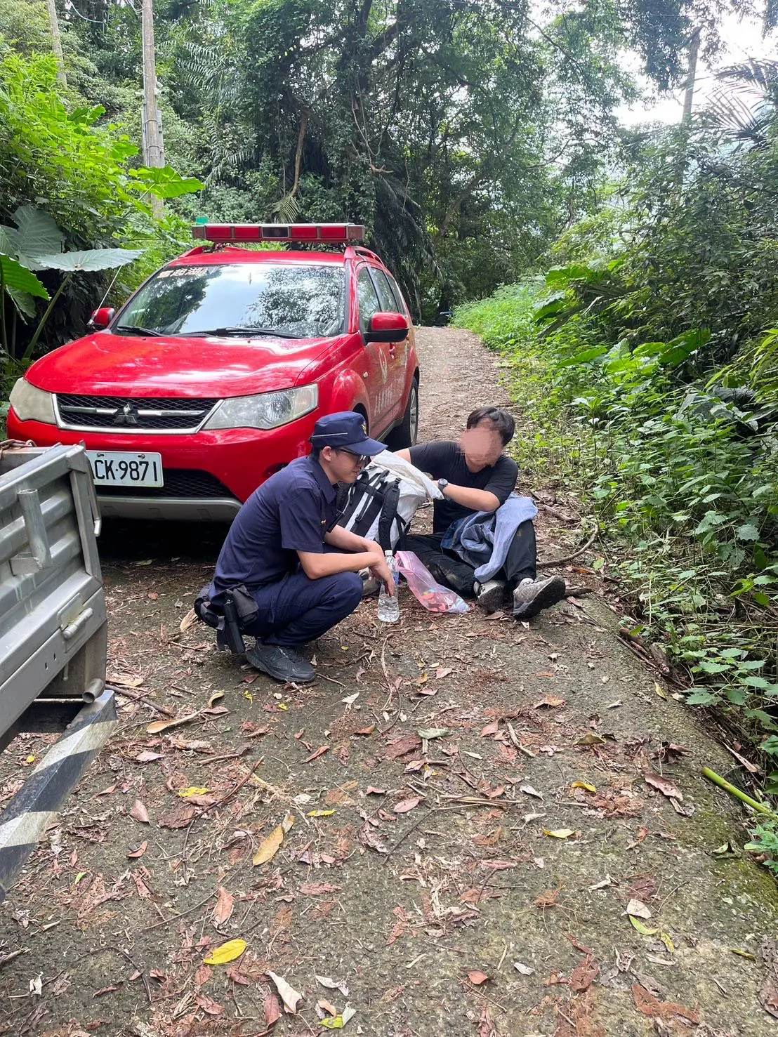 水漾森林千人洞步道竄虎頭蜂大軍 師大登山社2名成員遭螫傷 竹崎警消急救援 水漾森林千人洞步道竄虎頭蜂大軍 師大登山社2名成員遭螫傷 竹崎警消急救援