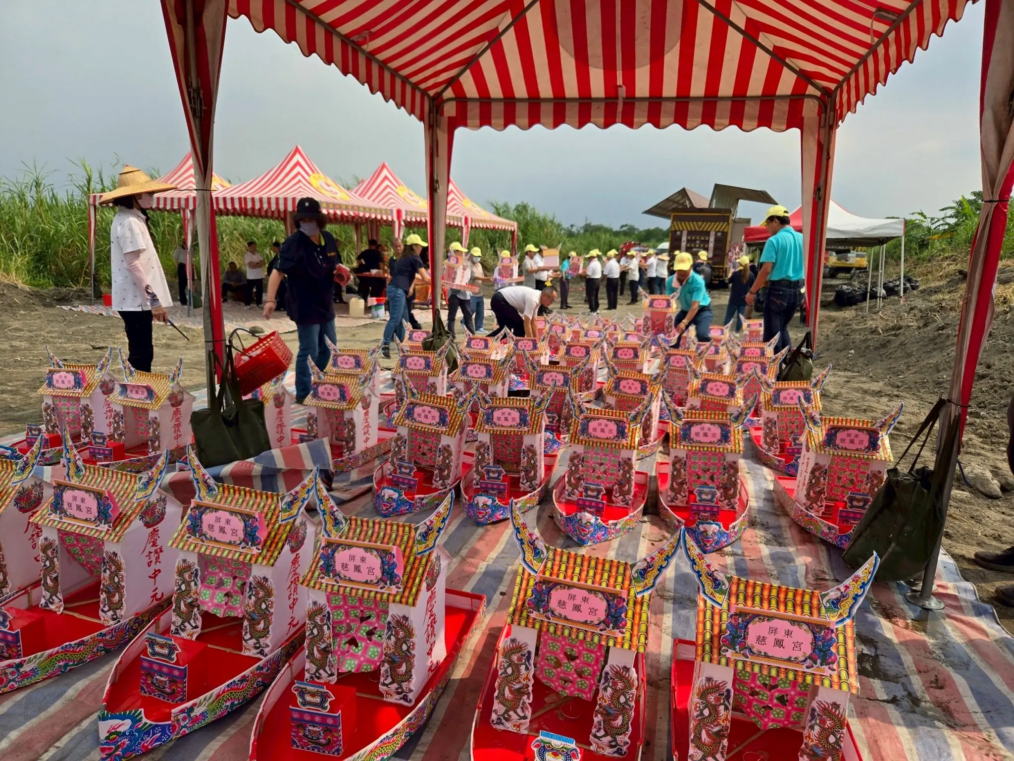 屏東市慈鳳宮放水燈儀式，請孤魂聞經聽法享用普度