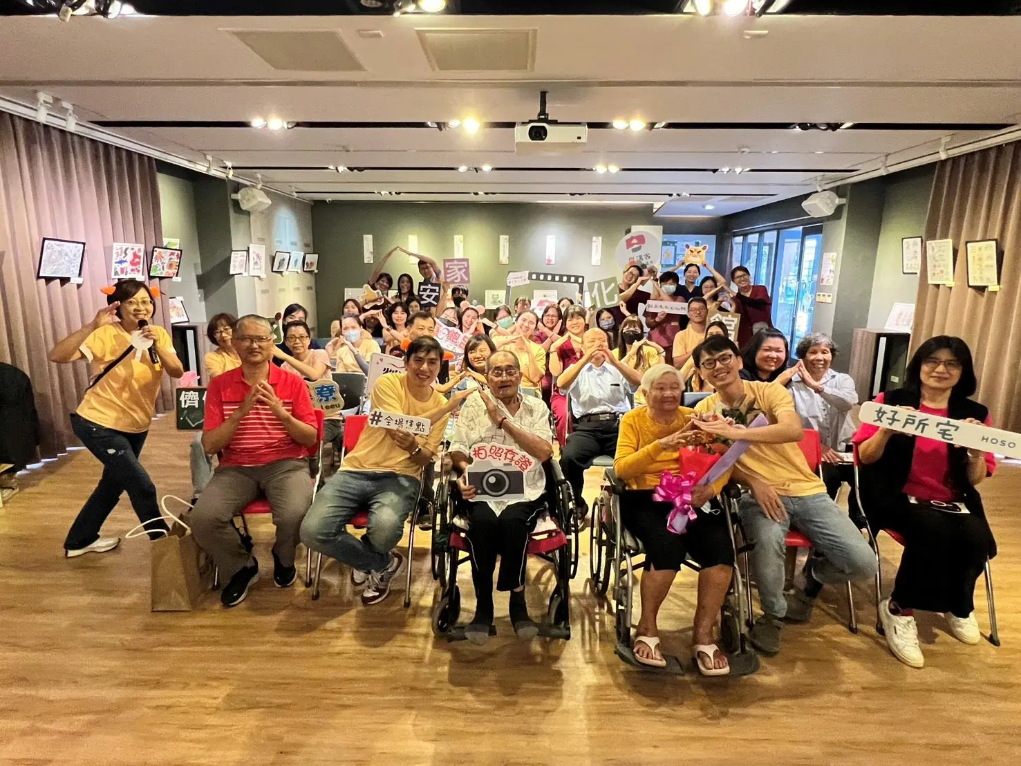 爺奶們在「好所宅」居家醫療與長照服務陪伴下，創作逾50幅畫作辦理「銀髮畫展」成為藝術家