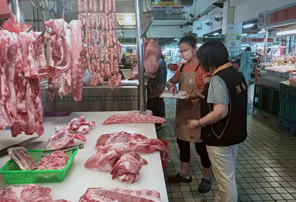 南市法制處消保官查核中秋應景食品 穩定供需維護消費者權益安心過節 南市法制處消保官查核中秋應景食品 穩定供需維護消費者權益安心過節