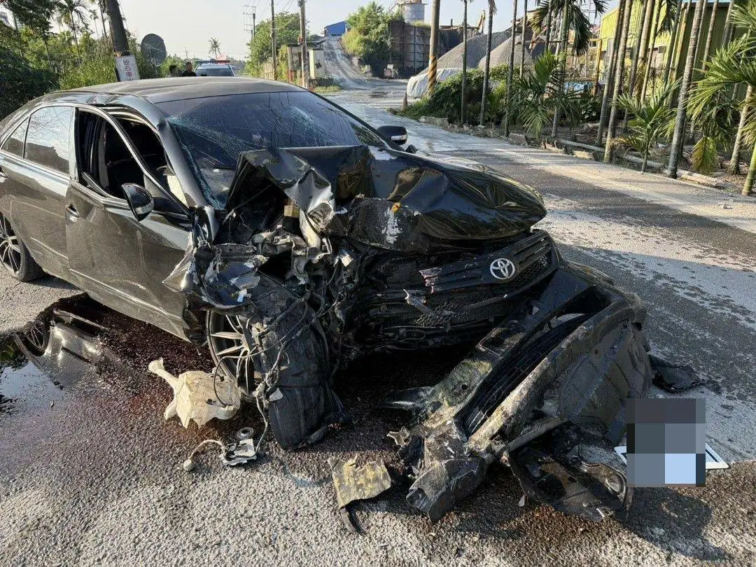 竹田鄉自小客閃避車輛自撞電桿　所幸無人傷亡