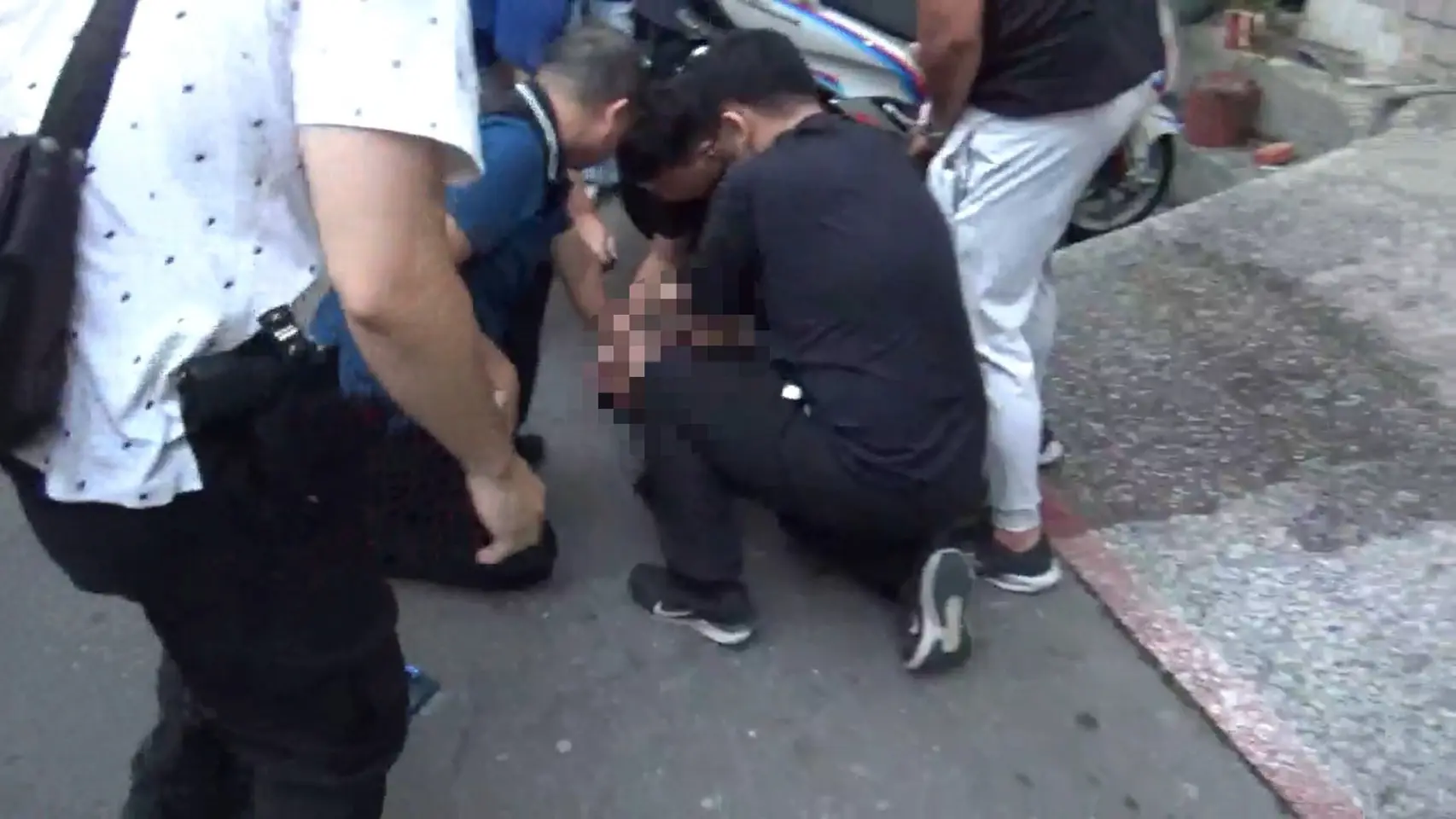 雲林警方破獲外籍車手集團，逮捕12名越南籍嫌犯，查扣作案汽車、百萬現金及上百張金融提款卡