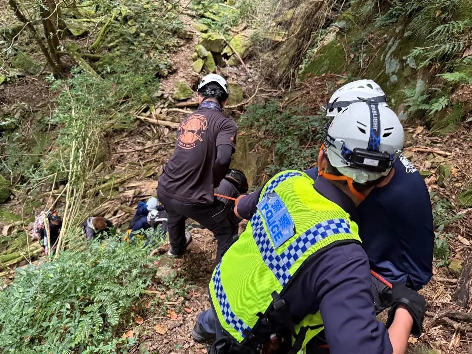 北部親子登山團阿里山山區登山健行  學童摔落25米深溪谷骨折 警消架設索垂降救援