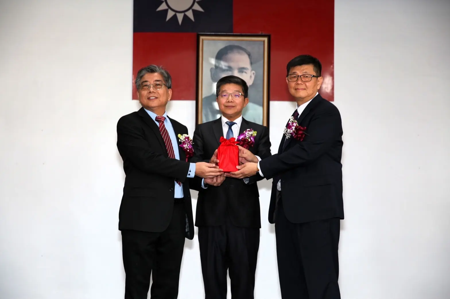 台電雲林區營業處新卸任處長交接，新任處長蔡緒良接下印信走馬上任