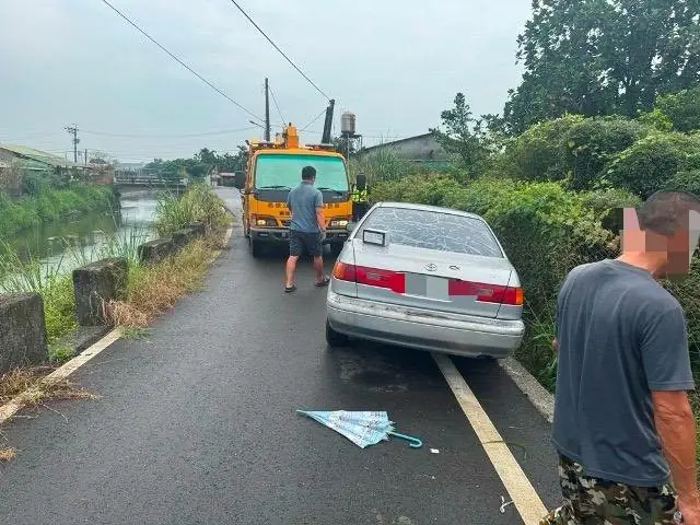 會車不慎掉水溝 內埔警即刻救援