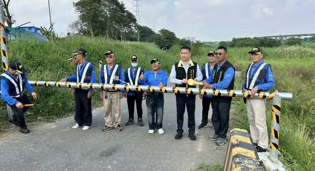 永康區公所交付三民里自主防災社區過水橋閘門鑰匙 攜手守護汛期通行安全 永康區公所交付三民里自主防災社區過水橋閘門鑰匙 攜手守護汛期通行安全
