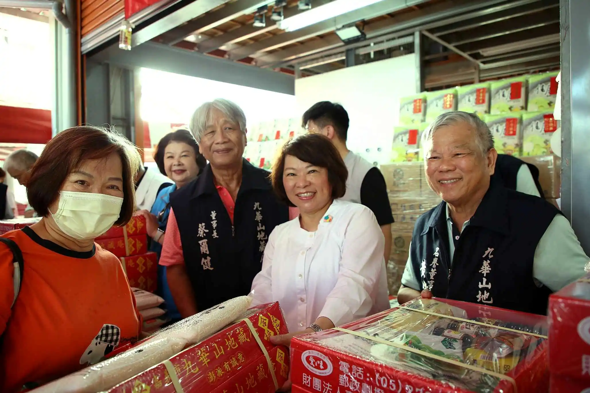 中秋送愛心！九華山地藏庵贊普品  發送列冊低收入戶邊緣戶  傳遞溫暖