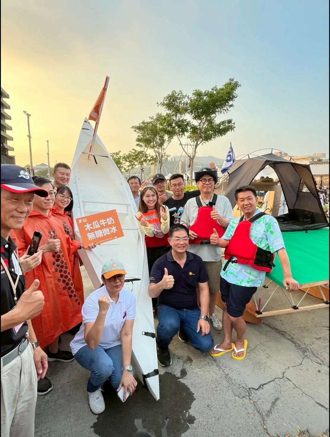 台新｜高雄造筏開划　陳其邁與日本網紅Mana組台日聯隊嗨翻大港橋