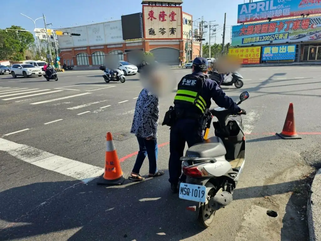老婦機車拋錨 東港暖警即時救援