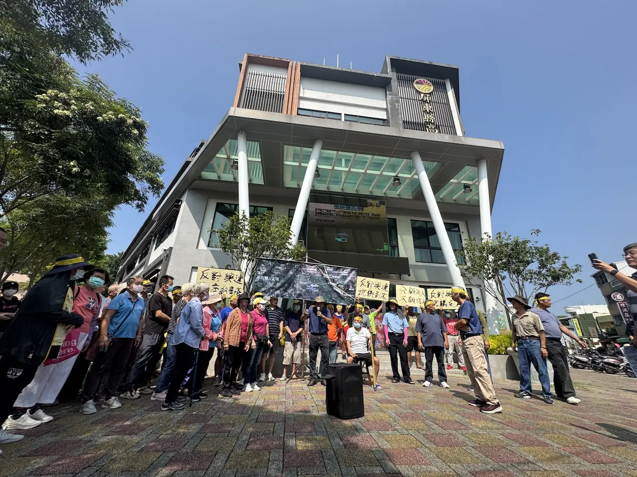 高樹第二納骨塔村民反對！ 鄉公所前舉牌誓死抗議！