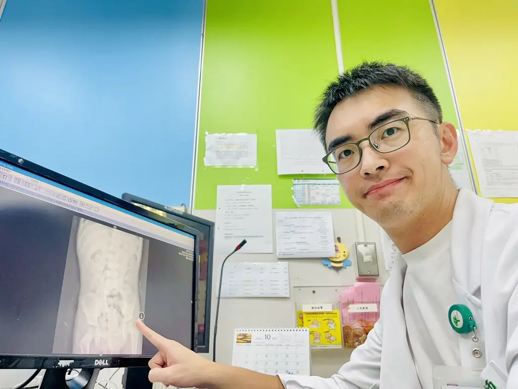 貪玩手機他隨便大一大、長期便秘恐造成食慾不振! 趁飯後便意強提醒孩子上大號 貪玩手機他隨便大一大、長期便秘恐造成食慾不振! 趁飯後便意強提醒孩子上大號