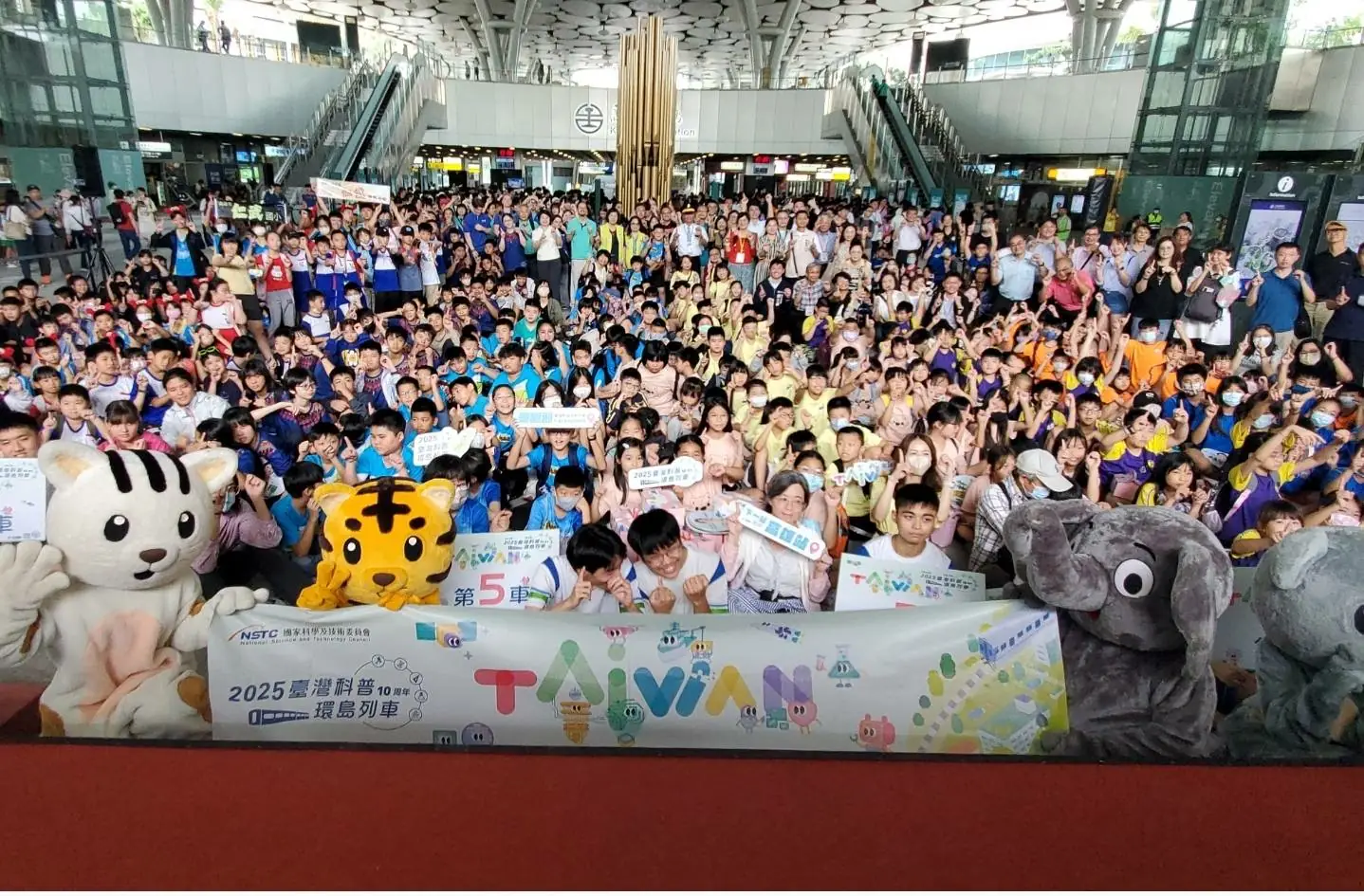台灣科普列車開抵高雄 吳立森攜手400學生動手實驗玩出科學力