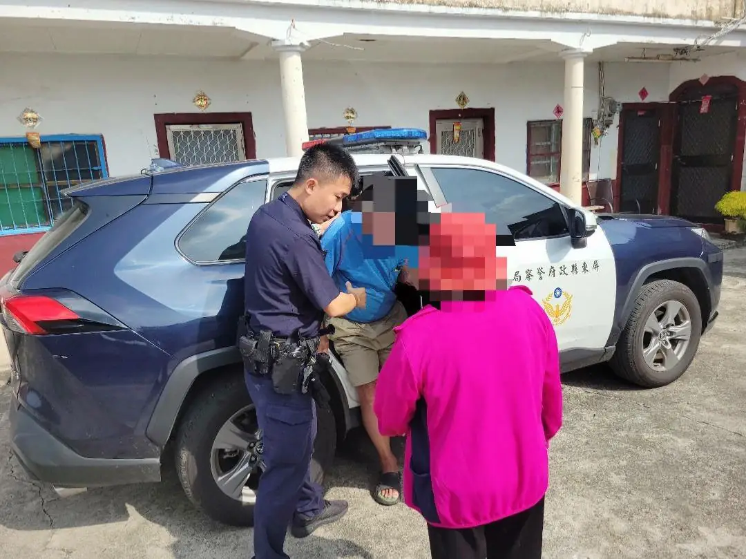 老翁烈日下驚險路倒 枋警暖心解危護返家