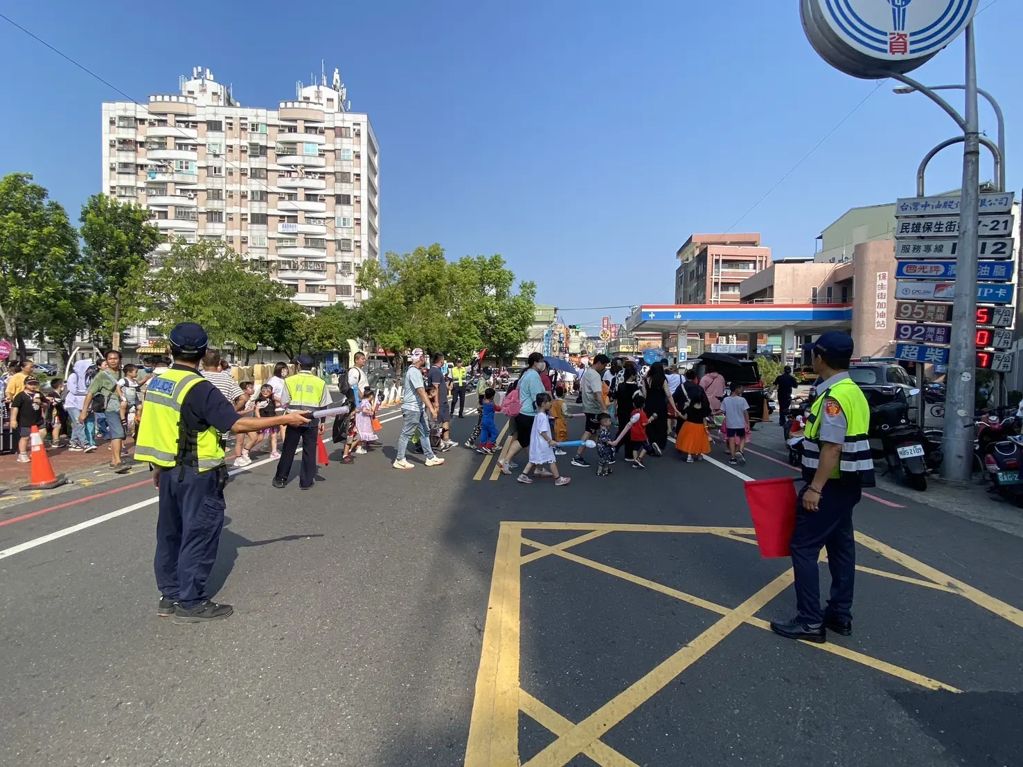 民雄波力士支援鄉公所萬聖節親子踩街活動   強力放送路口交通安全宣導