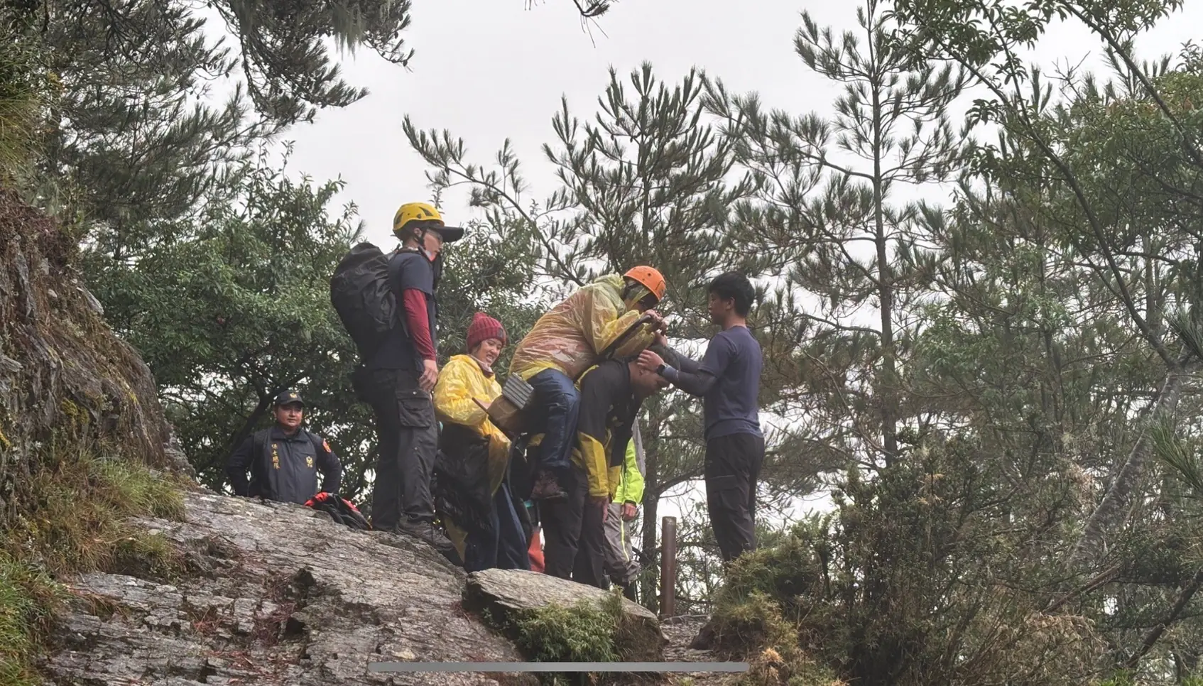 44歲女登玉山途中高山症發作 竹崎警消冒雨輪流背負下山急救