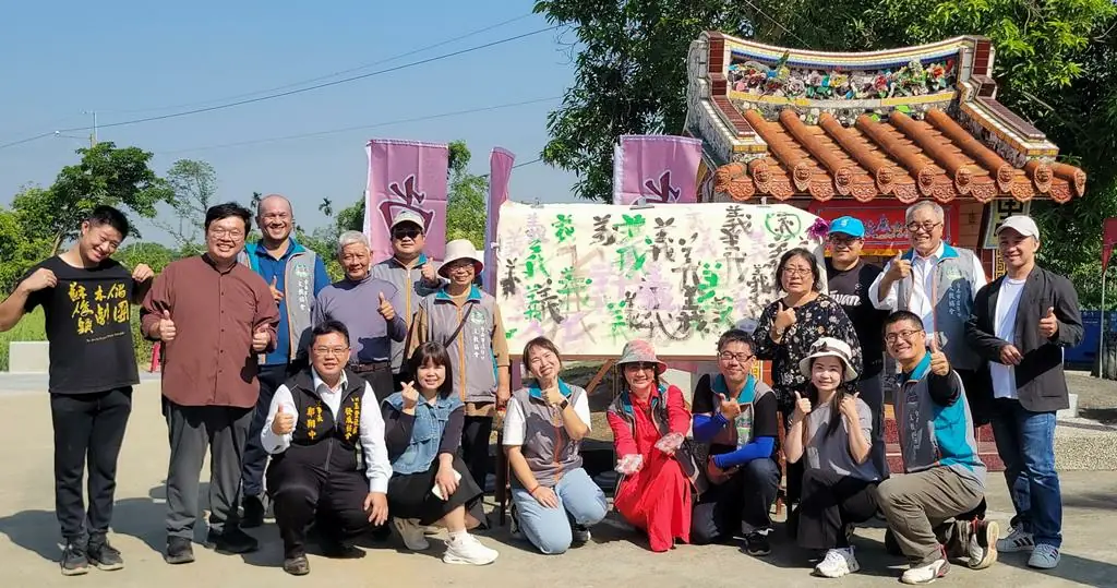 蓮之尚義追思活動白河義民廟忠義碑前登場 百人手持蓮花緬懷義民精神 蓮之尚義追思活動白河義民廟忠義碑前登場 百人手持蓮花緬懷義民精神