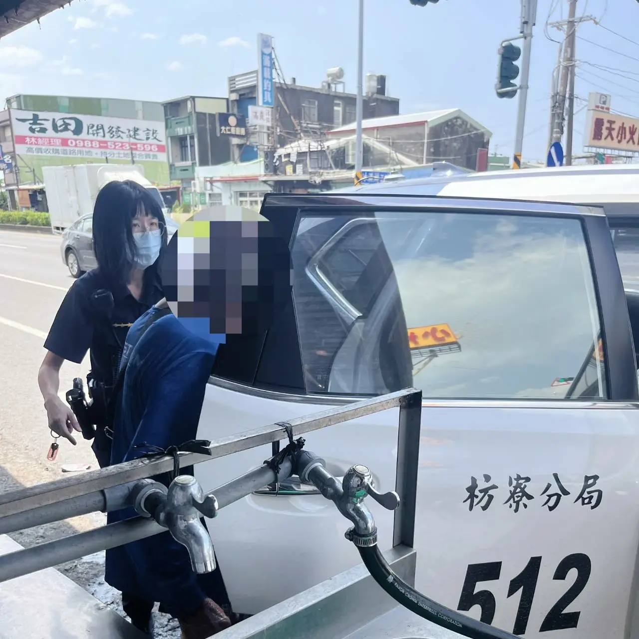 孱弱獨居老翁蹲路旁 枋警暖心護送返家