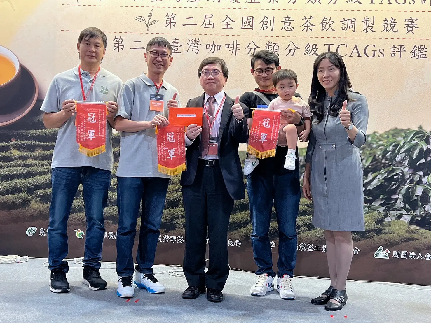 全國機採茶菁競賽  嘉義縣團隊首奪全國冠軍 成員王俊傑獲春茶評鑑雙特等獎  竹崎農會總幹事林孟怡:象徵地方茶業以穩健步伐邁向現代化