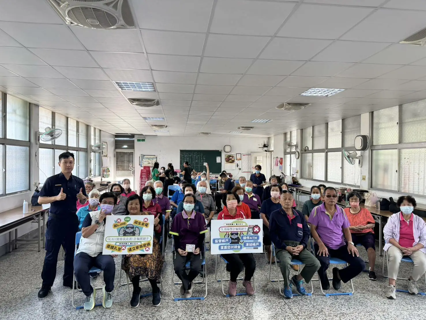 普發現金1萬開跑 東港警前往崁頂鄉力社村關懷據點反詐宣導