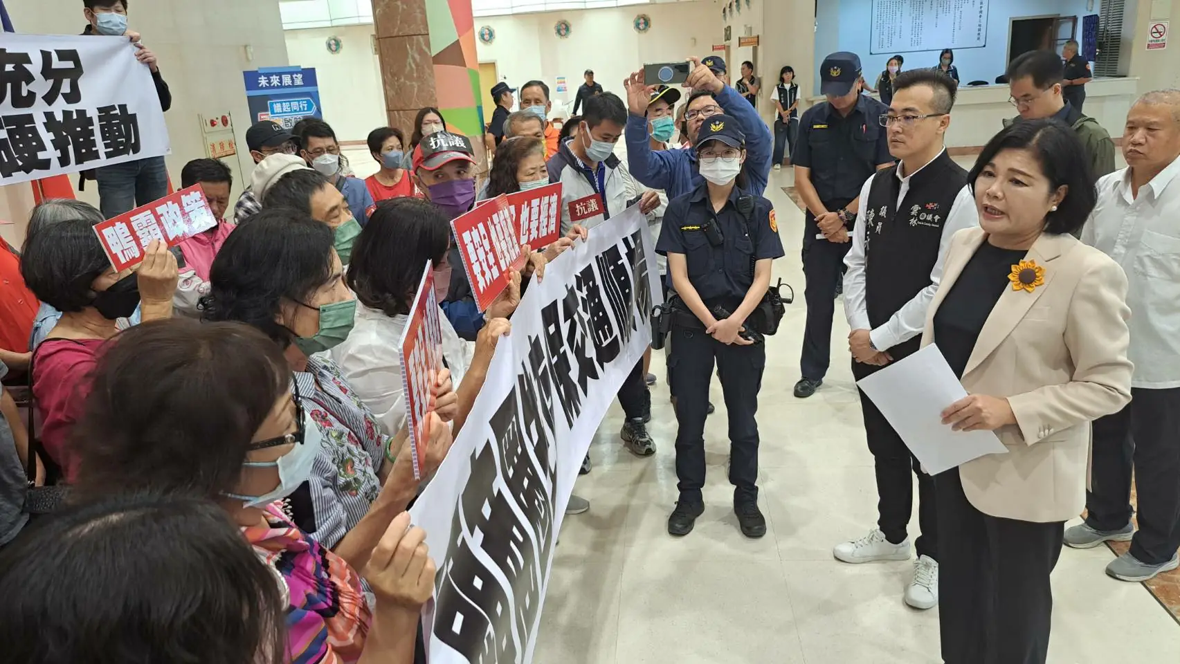 斗六市民生南路建置人行道引發不滿；林聖爵市長：建置人行道有助行人安全與城市發展