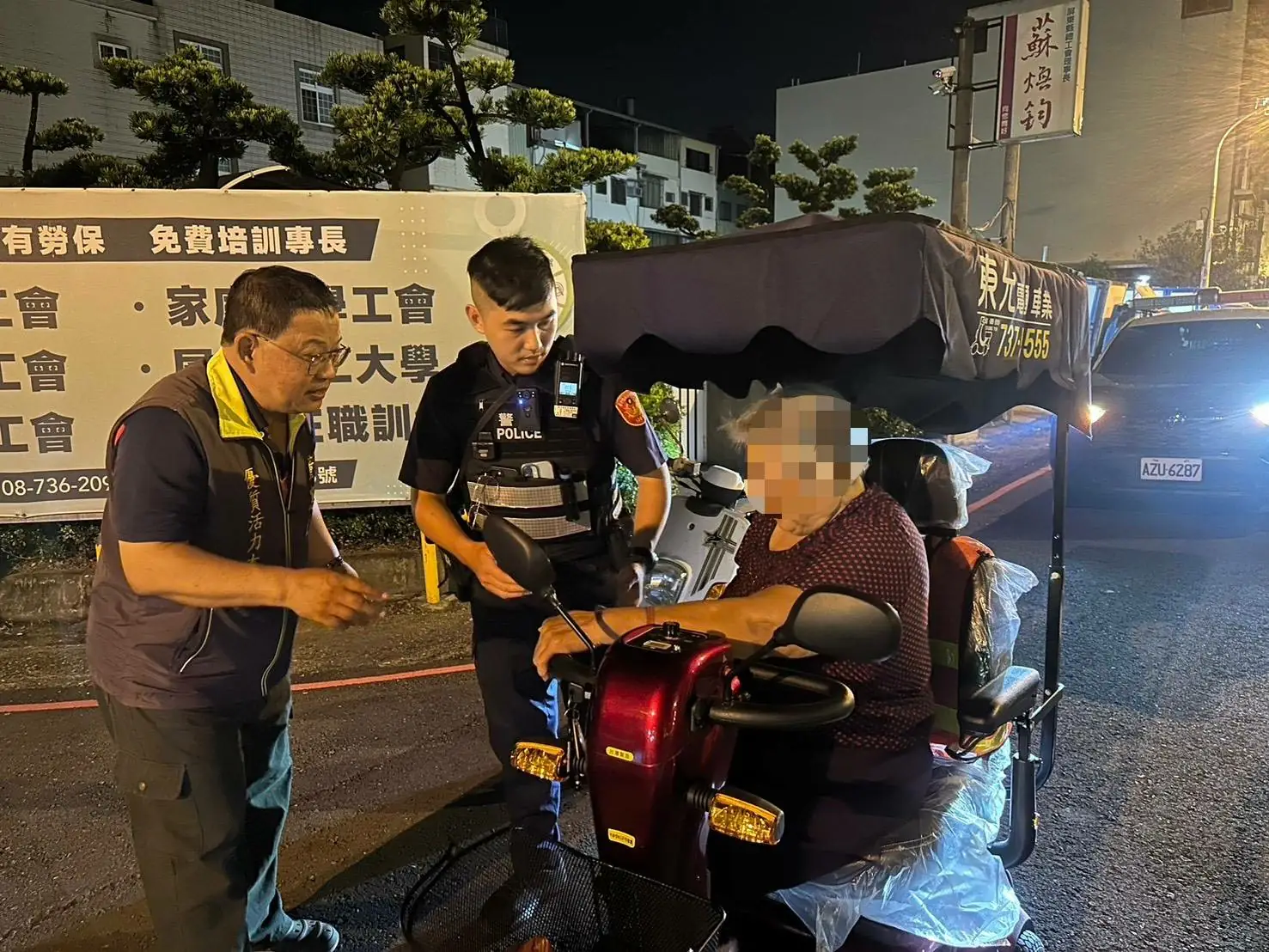 電動車沒電受困路上 屏東警暖送老婦返家