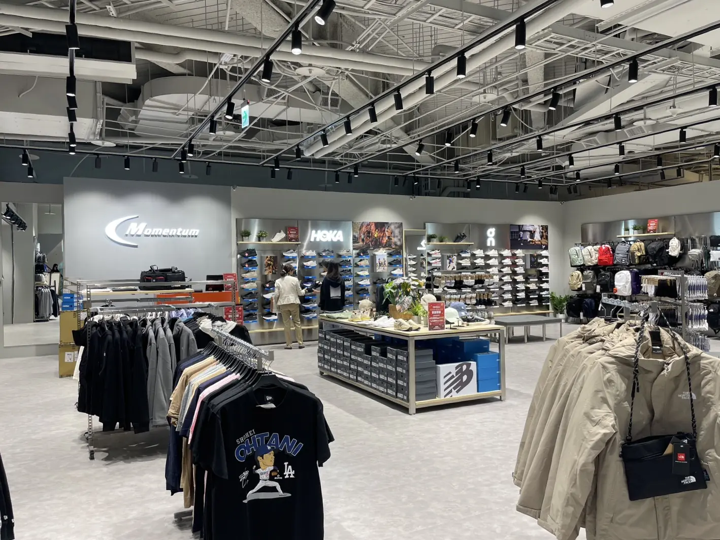 南台灣運動潮流新指標摩曼頓進駐大立 引爆ON、HOKA人氣話題 南台灣運動潮流新指標摩曼頓進駐大立 引爆ON、HOKA人氣話題