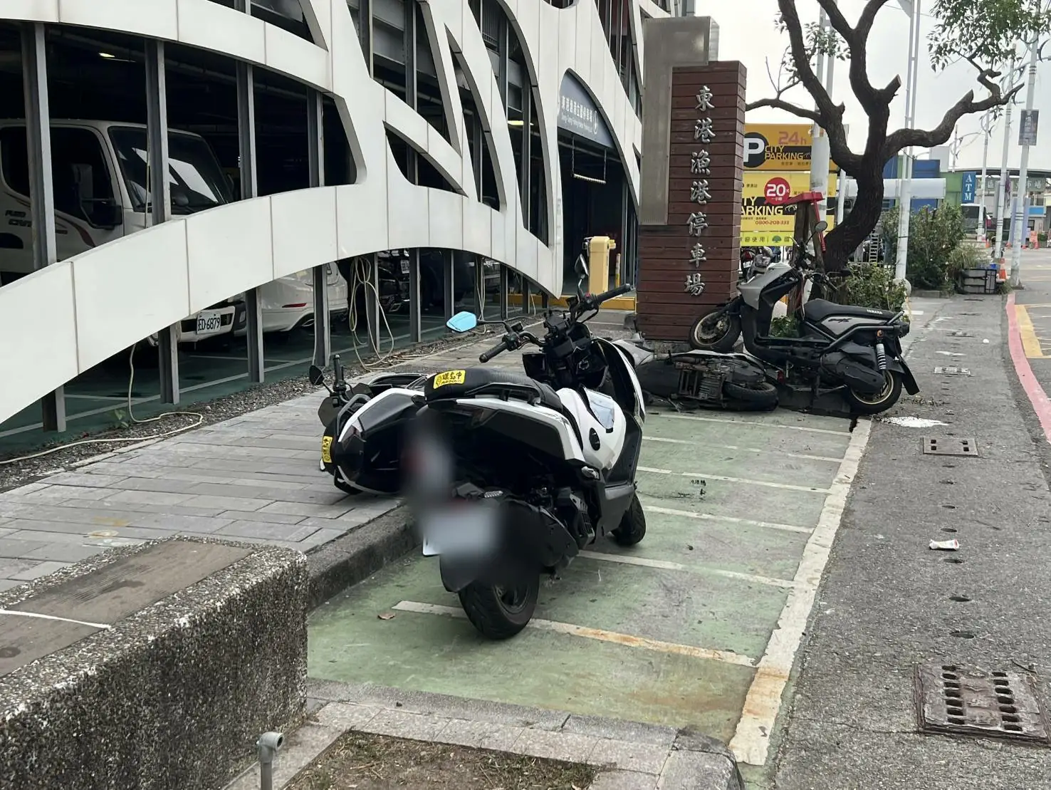 東港鎮新生三路段自小客車自撞停車格四部普重機車無人受傷