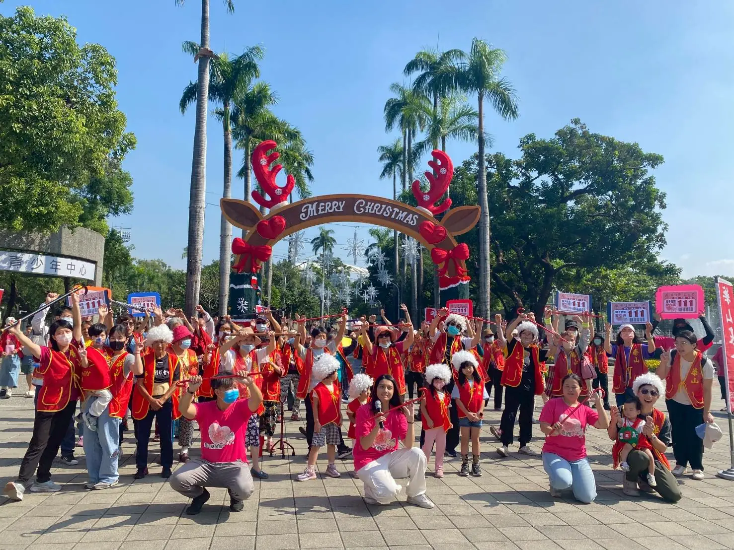 華山基金會111舞動拐杖節 「義」起快閃屏東市中山公園
