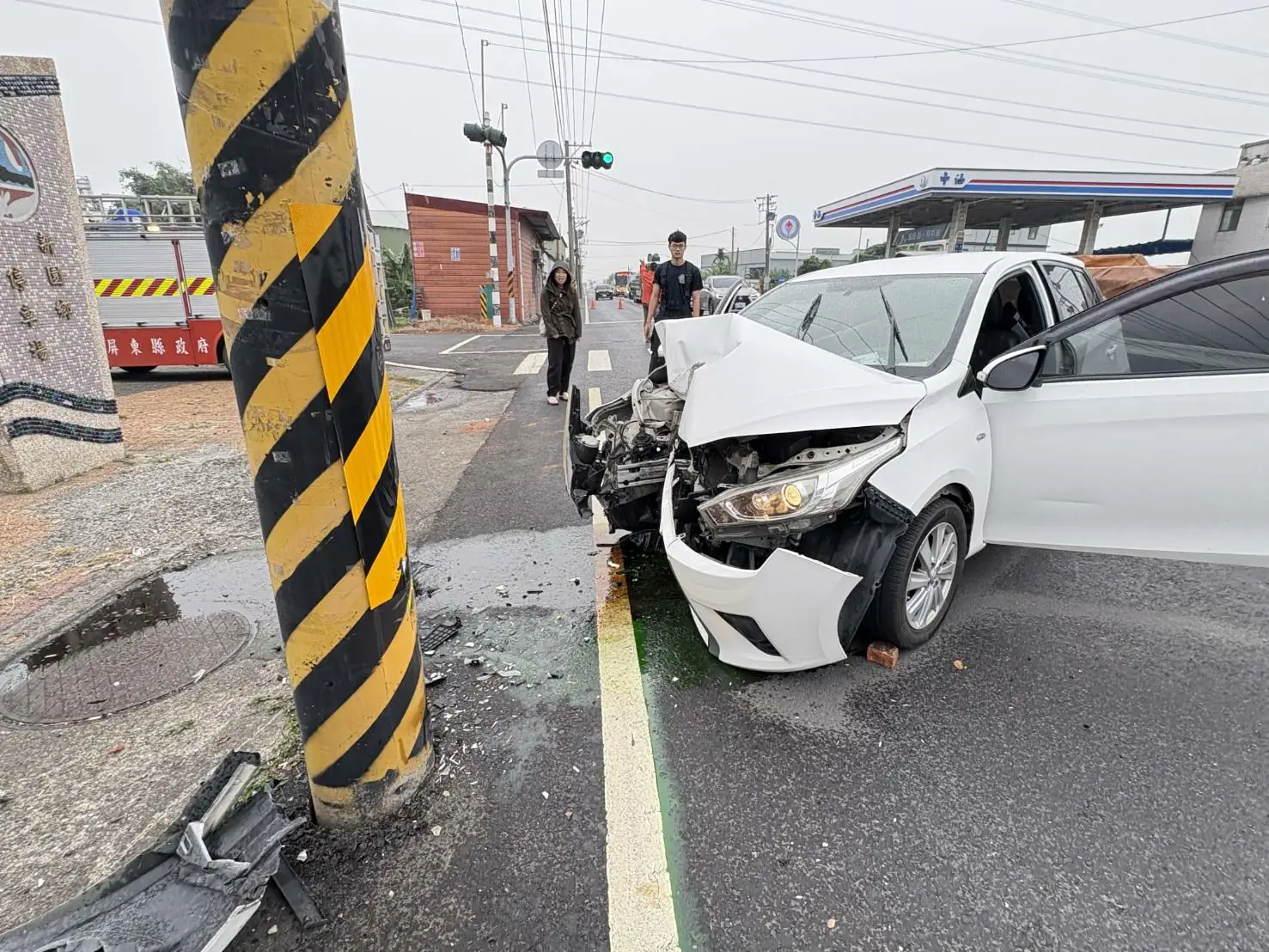 夫妻駕車返家途中疑似疲勞駕駛自撞電線桿，新園消防合力診所醫護與民眾成功救出傷者